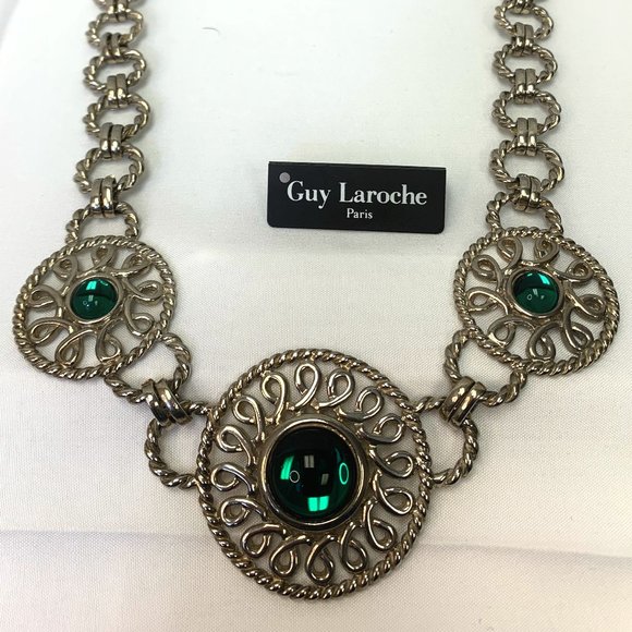 Guy Laroche Paris - 3 ringed Neckless with green cabochons✨ - Picture 1 of 6